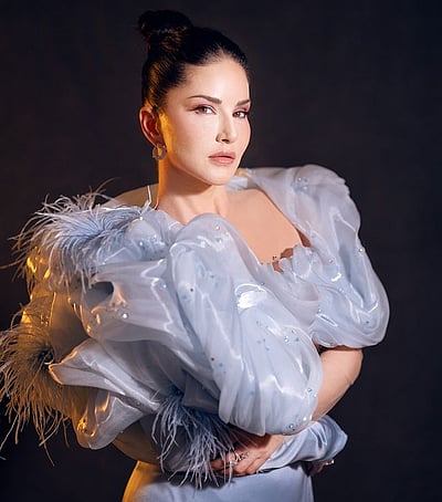 ஆசைகொண்டு பார்க்கும் கண்ணில் போதை உண்டாக... சன்னி லியோன்!