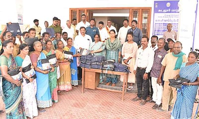 தூய்மைப் பணியாளா்களுக்கு மழை அங்கி அளிப்பு