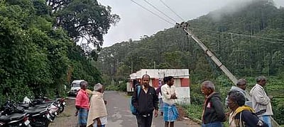 மின் கம்பத்தை சீரமைக்க கோரிக்கை