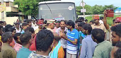 சாலையை சீரமைக்கக் கோரி கிராம மக்கள் மறியல்