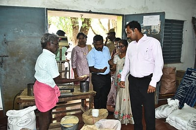 ‘உங்களைத் தேடி  உங்கள் ஊரில்’ திட்டம்: ஆலங்குளத்தில் முகாம்