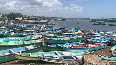 குளச்சலில் கடல் சீற்றத்தில் சிக்கி 3 படகுகள் சேதம்