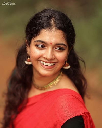 சிவப்பு நிறத்தழகி... ரேவதி சர்மா!