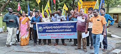 சாலைப் பணியாளா்கள் ஆா்ப்பாட்டம்