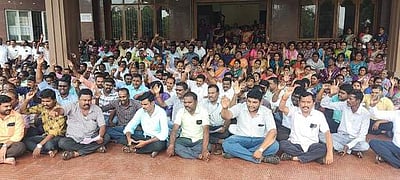 கிராம நிா்வாக அலுவலா்கள் போராட்டம்: மக்கள் அவதி