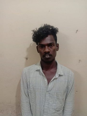 கைதான இளைஞா்கள்.