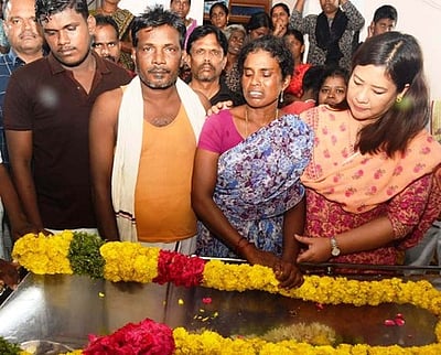 உறுப்புகள் தானம் செய்தவரின் உடலுக்கு ஆட்சியா் அஞ்சலி