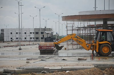பஞ்சப்பூா் பேருந்து முனையத்தில் தேங்கிய மழைநீரை அகற்றும் பணி