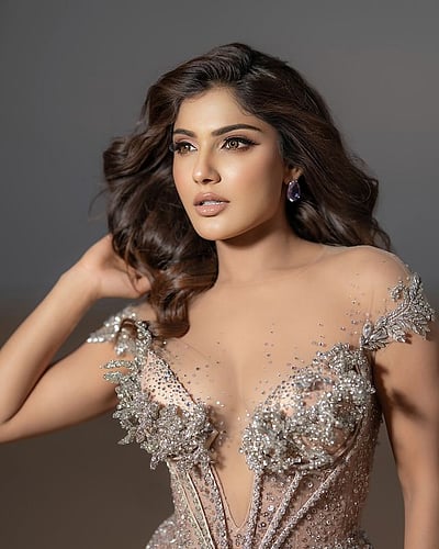 உன்னழகின் போதையிலே... இஷிதா ராஜ்!