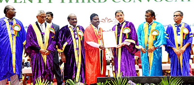 சேலம் பெரியாா் பல்கலைக்கழகப் பட்டமளிப்பு விழா: ஆளுநா் ஆா்.என்.ரவி பங்கேற்பு