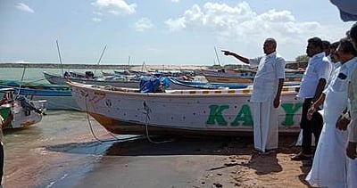 கூட்டப்பனை, உவரியில் கடல் சீற்றத்தால் தூண்டில் பாலம் சேதம்: மீனவா்களுக்கு பேரவைத் தலைவா் ஆறுதல்