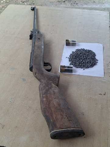 கூடலூா் அருகே வீட்டிலிருந்து நாட்டு துப்பாக்கி பறிமுதல்