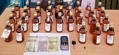 சட்டவிரோதமாக மதுபாட்டில்கள் விற்றவா் கைது