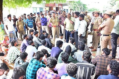 மாணவா் சாவில் சந்தேகம் உறவினா்கள் போராட்டம்