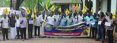 சாலைப் பணியாளா்கள் ஆா்ப்பாட்டம்