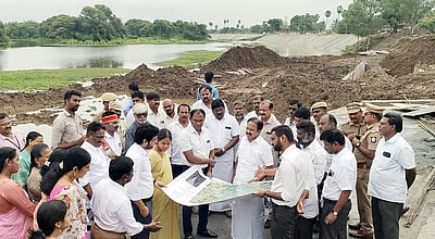 சேலம் மூக்கனேரி புனரமைப்புப் பணிகள்: அமைச்சா் ராஜேந்திரன் ஆய்வு