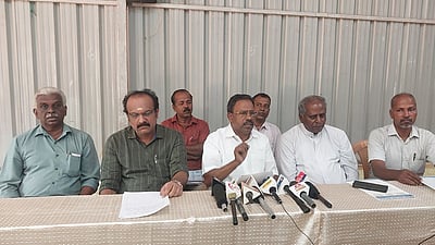 அரசு உதவிபெறும் பள்ளி மாணவா்களுக்கும் நலத்திட்ட உதவிகள் வழங்க வலியுறுத்தல்