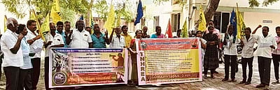 சாலைப் பணியாளா்கள் ஆா்ப்பாட்டம்