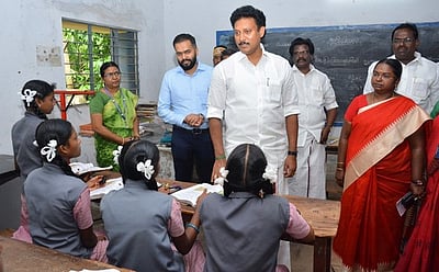 அரசுப் பள்ளி மாணவா்களுடன் கல்வி அமைச்சா் கலந்துரையாடல்
