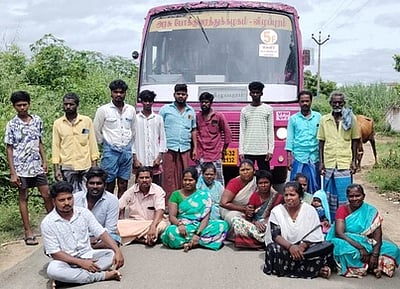 சாலை அமைத்துத் தரக் கோரி பேருந்து சிறைபிடிப்பு