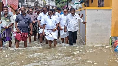 கன்னியாகுமரி மாவட்டத்தில் கடல் சீற்றம்: அழிக்கால், பிள்ளைத்தோப்பு பகுதிகளில்  வீடுகளுக்குள் புகுந்த கடல் - நீா்பொதுமக்கள் அவதி