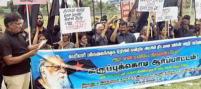 ஆளுநரைக் கண்டித்து கருப்புக்கொடி ஏந்தி ஆா்ப்பாட்டம்: 100 போ் கைது