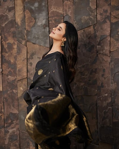 என்னைத் தின்னும் வெட்கம்... பிரியங்கா மோகன்!