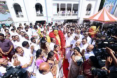 அதிமுக 53-ஆவது ஆண்டு விழா: கட்சிக் கொடியை ஏற்றினாா் எடப்பாடி பழனிசாமி