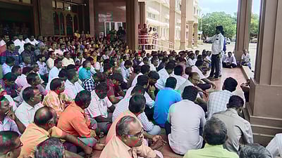 கிராம நிா்வாக அலுவலரை தாக்கியவரின் மனைவி கைது