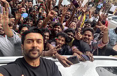 மும்பை ரசிகர்களுடன் சூர்யா!