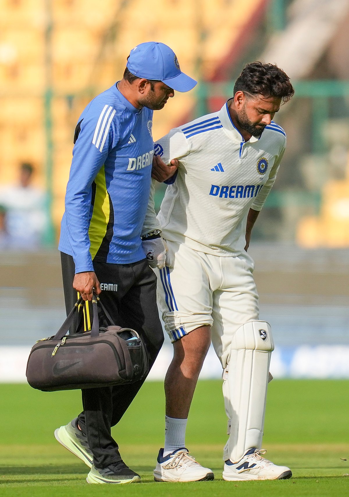 காயத்தால் மைதானத்தில் இருந்து வெளியேறிய ரிஷப் பந்த்