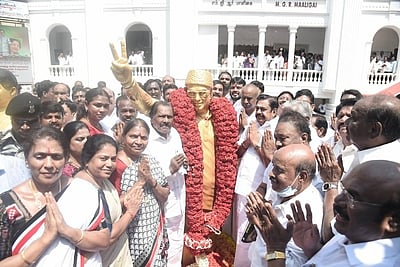 அதிமுக 53-ஆம் ஆண்டு விழா: எம்ஜிஆா், ஜெயலலிதா சிலைகளுக்கு இபிஎஸ் மரியாதை