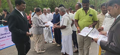 கிருஷ்ணகிரியில் இலவச சட்ட உதவி: விழிப்புணா்வு பிரசுரங்கள் விநியோகம்