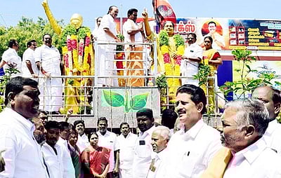 எம்ஜிஆா், ஜெயலலிதா சிலைகளுக்கு அதிமுகவினா் மாலை அணிவித்து மரியாதை