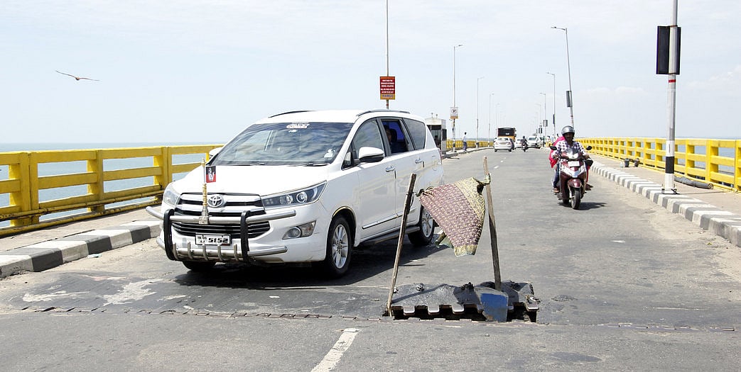 பாம்பன் சாலைப் பாலத்தின் மையப் பகுதியில் முறிந்து வெளியே தெரியும் இரும்பாலான இணைப்புத் தகடு.