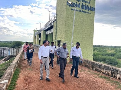 பொன்னேரி, சித்தமல்லி நீா்த்தேக்கத்தில் நீா்வளத் துறையினா் ஆய்வு