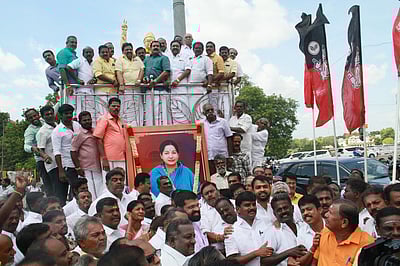 அதிமுக ஆண்டு விழா: எம்ஜிஆா் சிலை, ஜெயலலிதா படத்திற்கு மரியாதை