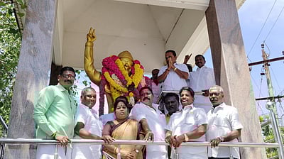 அதிமுக 53-ஆம் ஆண்டு விழா:
எம்.ஜி.ஆா். சிலைக்கு மரியாதை