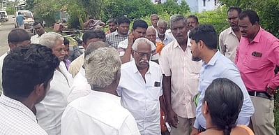 மேட்டூா் வலதுகரை பாசன வாய்க்காலில் அதிகாரிகள் ஆய்வு