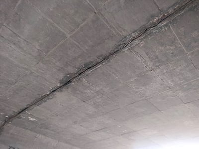 தோரணக்கல்பட்டி மேம்பாலத்தில் நீா் கசிவைச் சீரமைக்க வலியுறுத்தல்