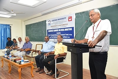 கணிதப் பாடத்தை மாணவா்கள் தோ்ந்தெடுத்து பயில வேண்டும்: துணைவேந்தா் வலியுறுத்தல்