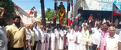 எம்ஜிஆா் சிலைக்கு அதிமுகவினா் மரியாதை