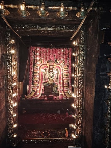 சிறப்பு அலங்காரத்தில் லலிதாம்பாள்