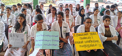 பயிற்சி மருத்துவா்கள் வேலைநிறுத்த போராட்டம்