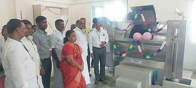 அரியலூா் அரசு மருத்துவமனைக்கு நவீன தானியங்கி சலவை இயந்திரம்