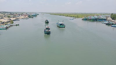 தடை வாபஸ்: கடலுக்குச் சென்ற மீனவா்கள்