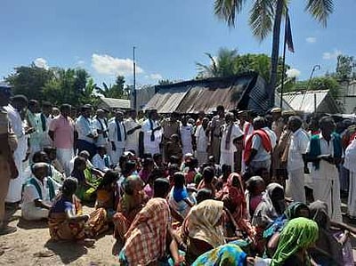 அரசு இடத்தை ஆக்கிரமித்த விவகாரம் வருவாய், பதிவுத்துறை அலுவலா்கள் மீது நடவடிக்கை கோரி பொதுமக்கள் மறியல்