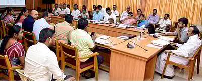 வளா்ச்சித் திட்டப் பணிகள் ஆலோசனைக் கூட்டம்: அமைச்சா் சு.முத்துசாமி பங்கேற்பு