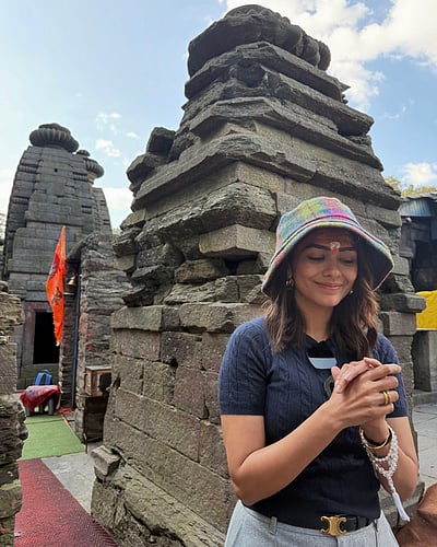 ஜகேஸ்வர் கோவிலில்... பேரின்பம்... மிருணாள் தாக்குர்!