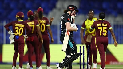 மே.இ.தீவுகளுக்கு 129 ரன்கள் இலக்கு நிர்ணயித்த நியூசிலாந்து; இறுதிப்போட்டிக்கு முன்னேறப் போவது யார்?